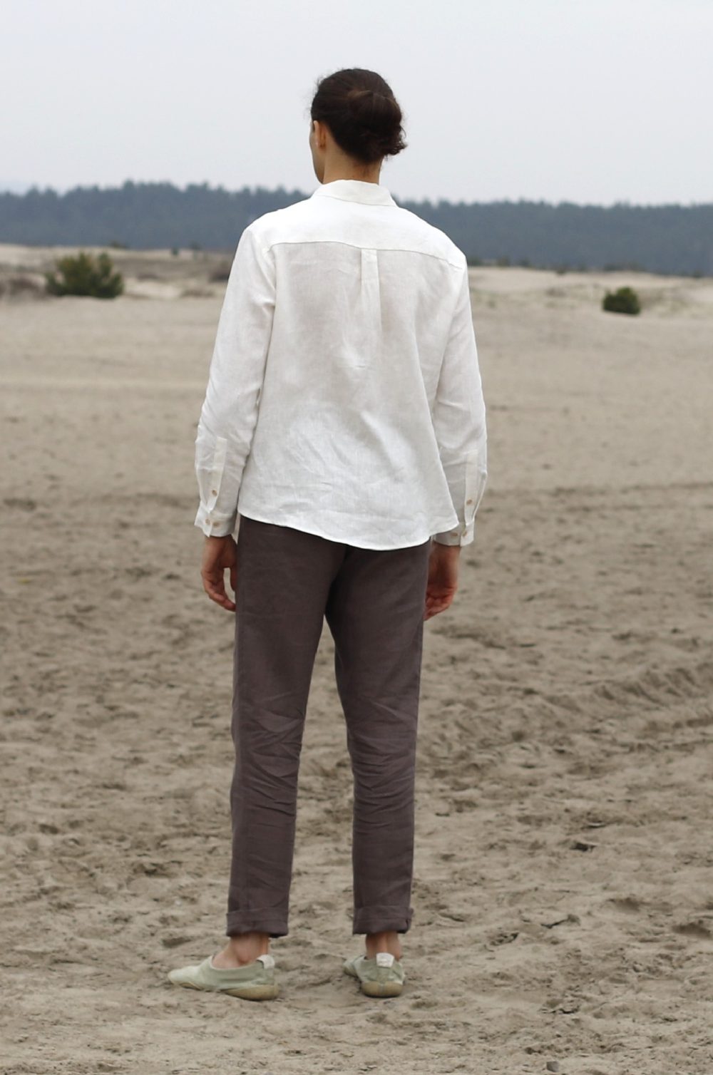 koszula biała spodnie brązowe LASO – lniane spodnie wrzosowy brąz