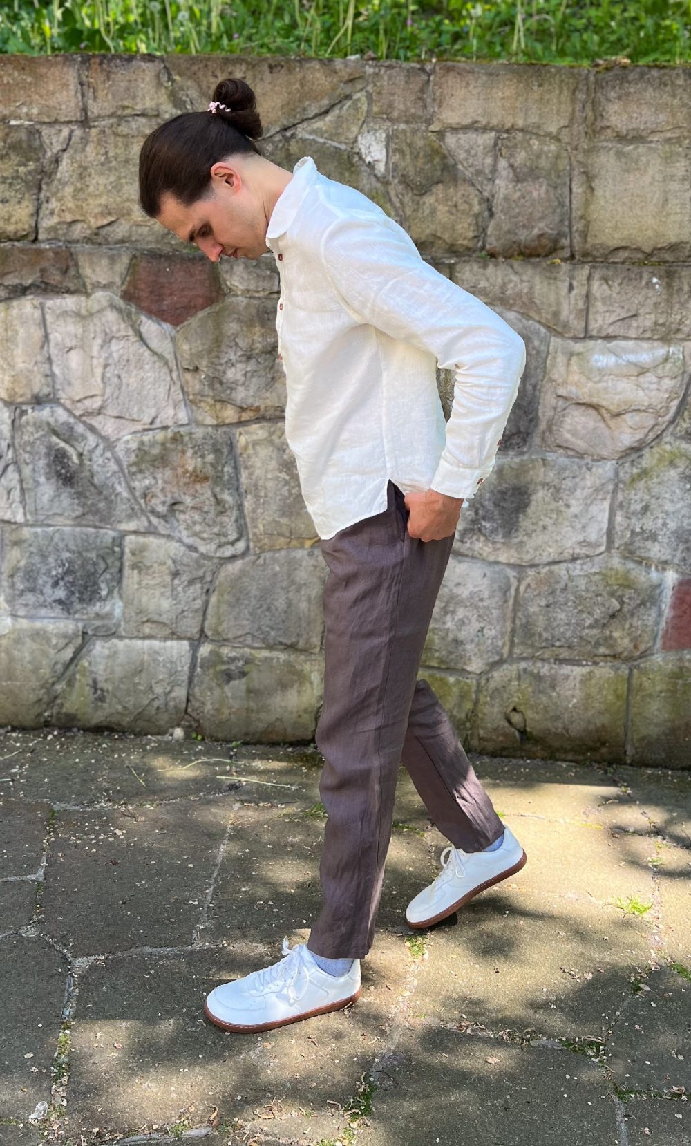 spodnie brązowe popover biały 1 LASO – lniane spodnie wrzosowy brąz