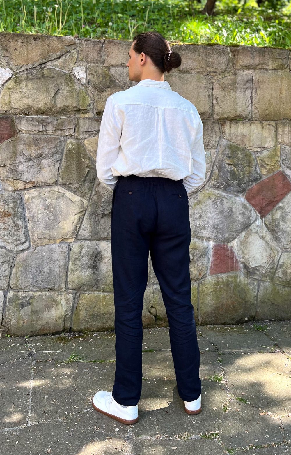 spodnie granatowe koszula biała 4 LASO – lniane spodnie granatowe